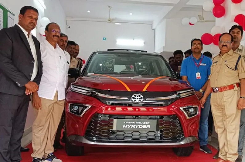 40 प्रतिशत तक पेट्रोल बचाती है ये कार, हाइब्रिड टेक्नोलॉजी से है लैस, लोगों में है भारी डिमांड, दिवाली से पहले डिलीवरी शुरू