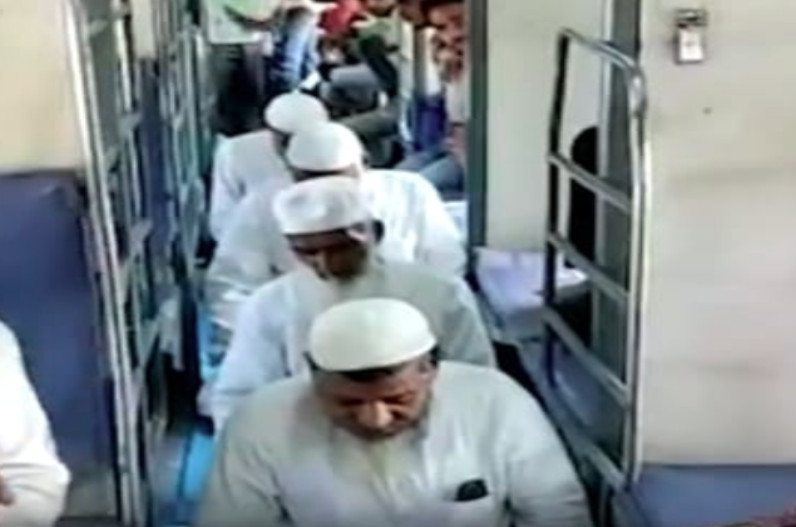 ट्रेन के स्लीपर कोच में इबादत पर बवाल..सत्याग्रह एक्सप्रेस में पढ़ी गई नमाज…बीजेपी नेता ने की शिकायत