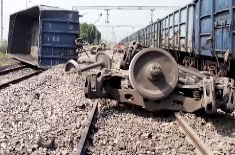 बड़ी खबर: पटरी से उतरे गाड़ी के 29 डिब्बे, 20 ट्रेनों की आवाजाही प्रभावित