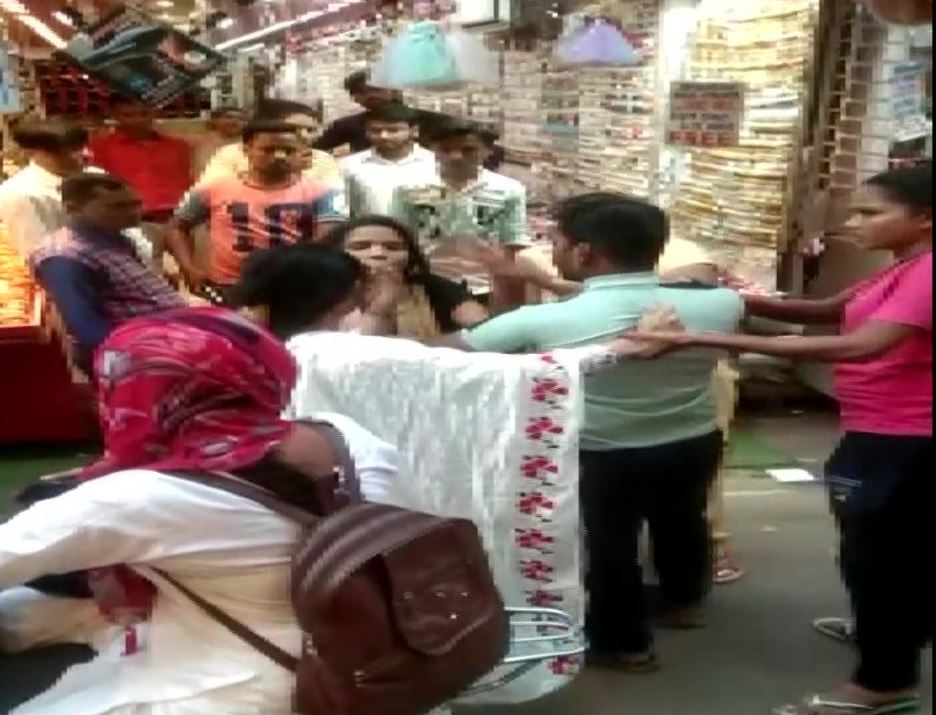 Wife beat husband in middle of the market
