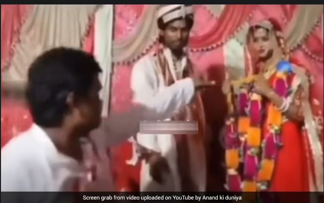 वरमाला पहना रहे थे दूल्हा-दुल्हन, सिरफिरे आशिक की करतूत देख सन्न रह गए लोग, बोला- अब करके दिखाओ शादी