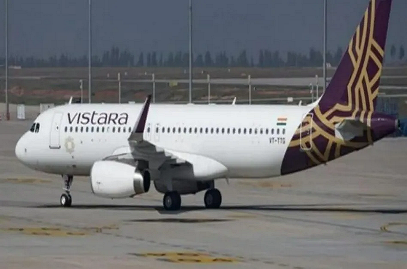 Lady Become Nude in Vistara Airlines