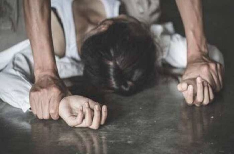 महिला के साथ घिनौनी हरकत कर बनाया वीडियो, फिर इस डिमांड के लिए करने लगा मारपीट