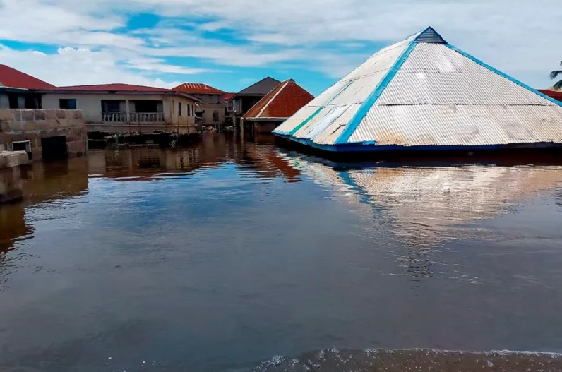 दक्षिण-पूर्व नाइजीरिया में बाढ़ के बीच नौका पलटी, 76 लोग लापता