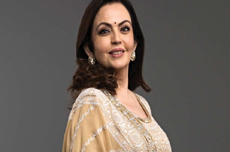 35 लाख की लिप्सटिक का इस्तेमाल करती हैं Nita Ambani, इस साड़ी को पहन कर बनाया था विश्व रेकॉर्ड जिसकी कीमत…..जानें
