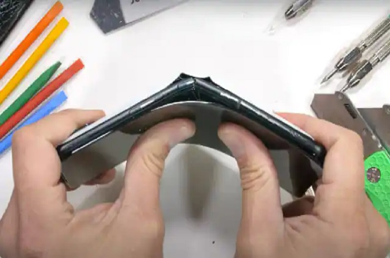 बिस्किट की तरह टूट गया 90 हजार का ये फोन, वीडियो देख ग्राहकों के उड़े होश