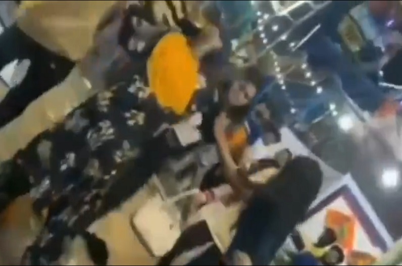 ‘ये लड़का मेरा ब्वायफ्रेंड है’… बीच मेले पर ही भिड़ गई 5 लड़कियां, जमकर चले लात-घूंसे, देखें वीडियो