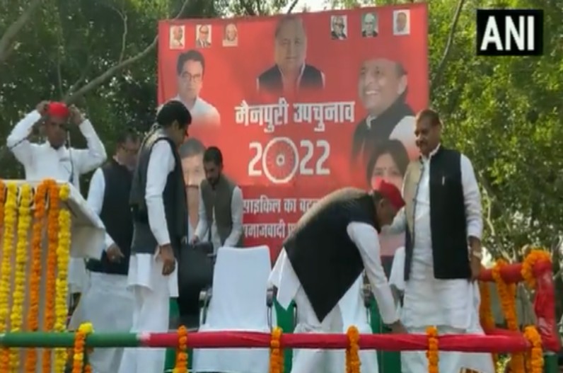 Mainpuri Lok Sabha by-election : चुनाव जीतना है तो शिवपाल का साथ जरूरी! मंच पर अखिलेश ने छुए चाचा के पैर, ससुर की सीट पर बहू का होगा कब्जा?