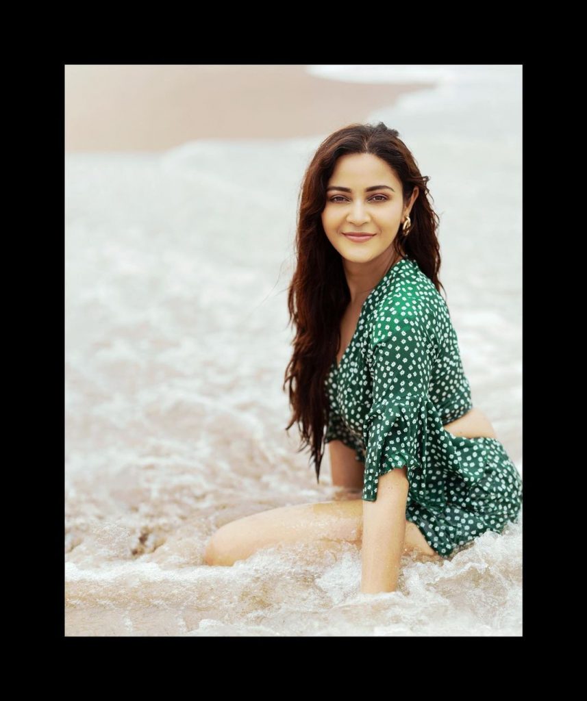 यह अमृता के इर्द-गिर्द घूमती है, जो अपने माता-पिता का दर्द जानती है और अपने माता-पिता और दादा-दादी के बीच मतभेदों को सुलझाने की कोशिश करती है।