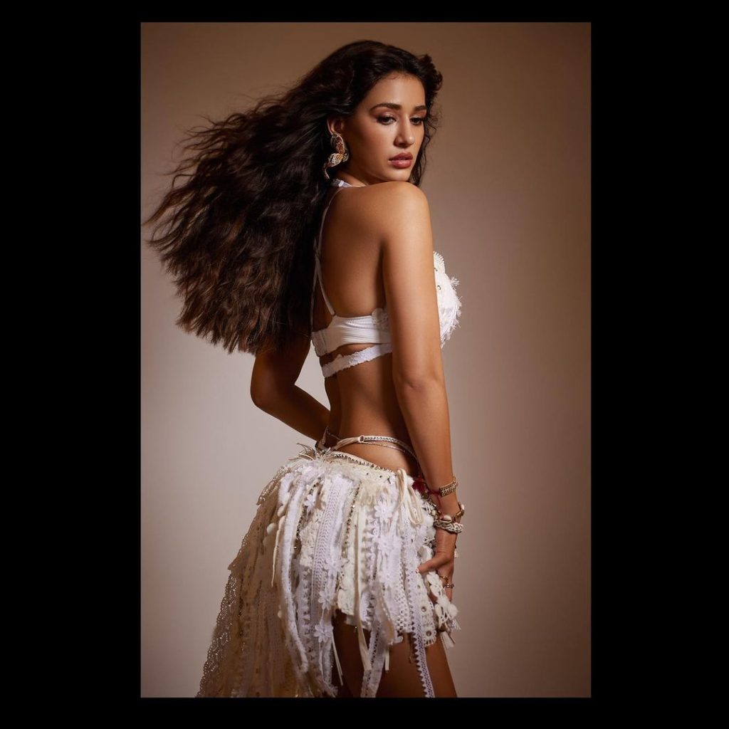 दिशा पाटनी को बिकनी बेब के नाम से पुकारा जाता है। इंटरनेट का तापमान बढ़ाती दिशा की इन तस्वीरों पर से दर्शकों के लिए नजरें हटा पाना नामुमकिन सा हो जाता है।