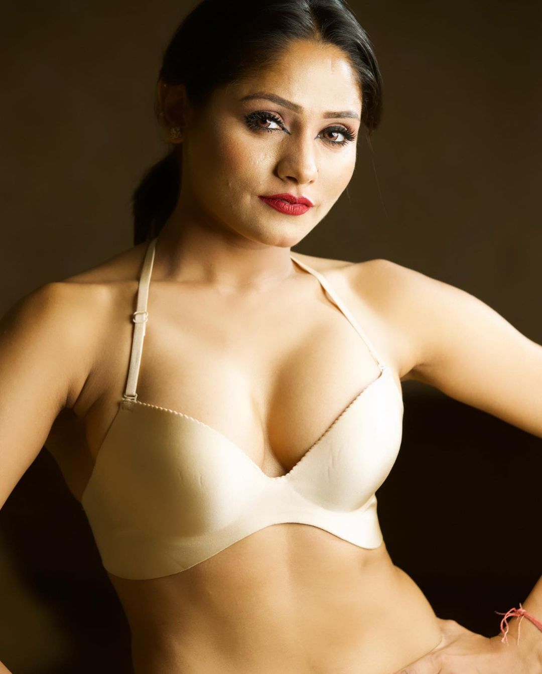 लोग उन्हें भोजपुरी की उर्फी जावेद भी कहते हैं।