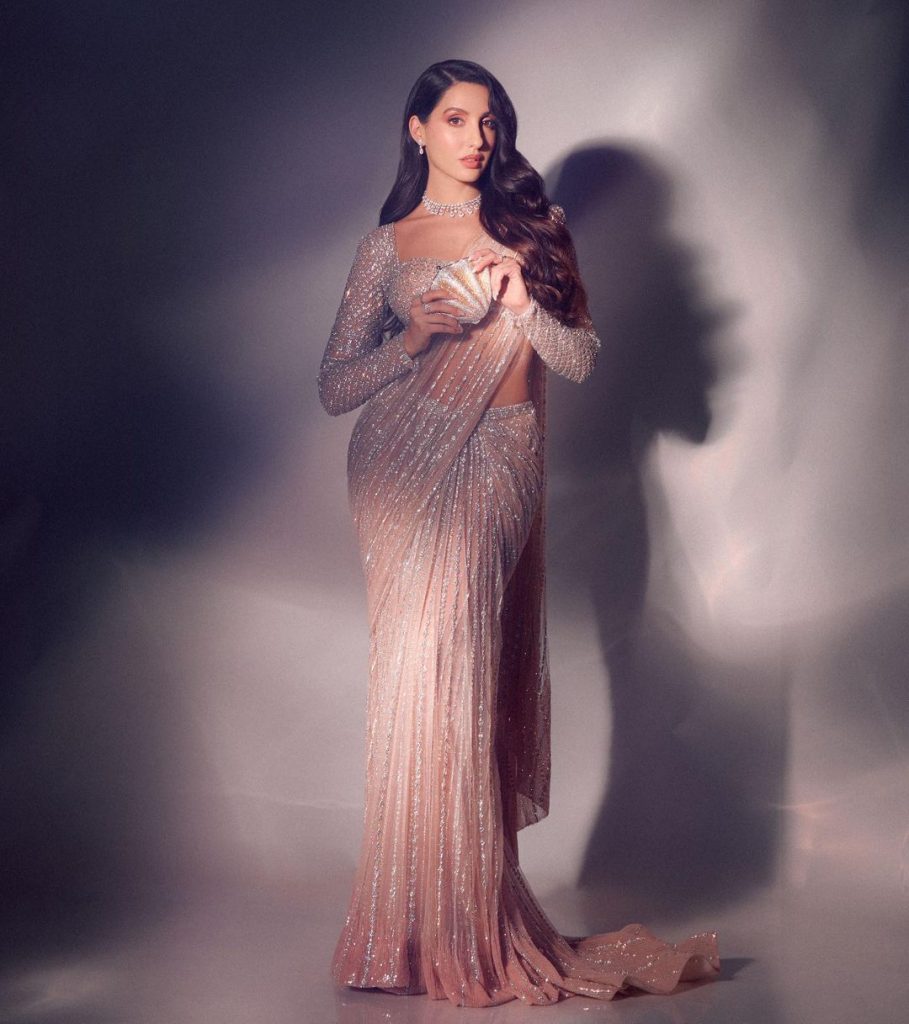 एक बार फिर नोरा फतेही ने अपने लेटेस्ट लुक की तस्वीरें इंटरनेट पर शेयर की है जिसमे उन्होने एक से बड़कर एक पोज़ दिए है जिसे देख फैंस काफी पसंद कर रहे है।