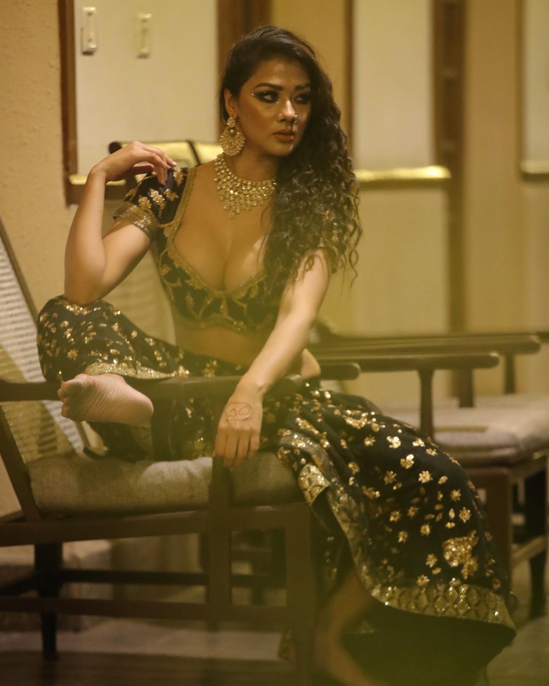 फैंस नम्रता की इन हॉट फोटोज को खूब पसंद कर रहे हैं। वह लहंगा चोली पहनकर कहर बरपा रही हैं, जमकर कहर ढाह रही हैं।