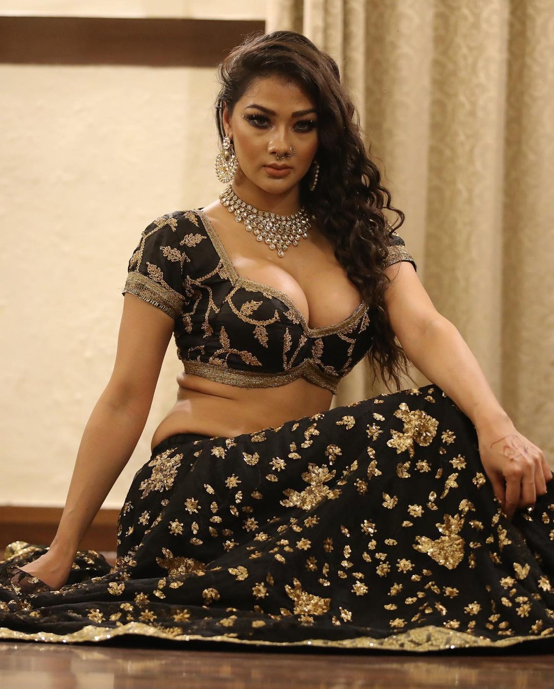 उनकी लेटेस्ट फोटोशूट इंस्टाग्राम पर खूब तेजी से वायरल हो रही है।