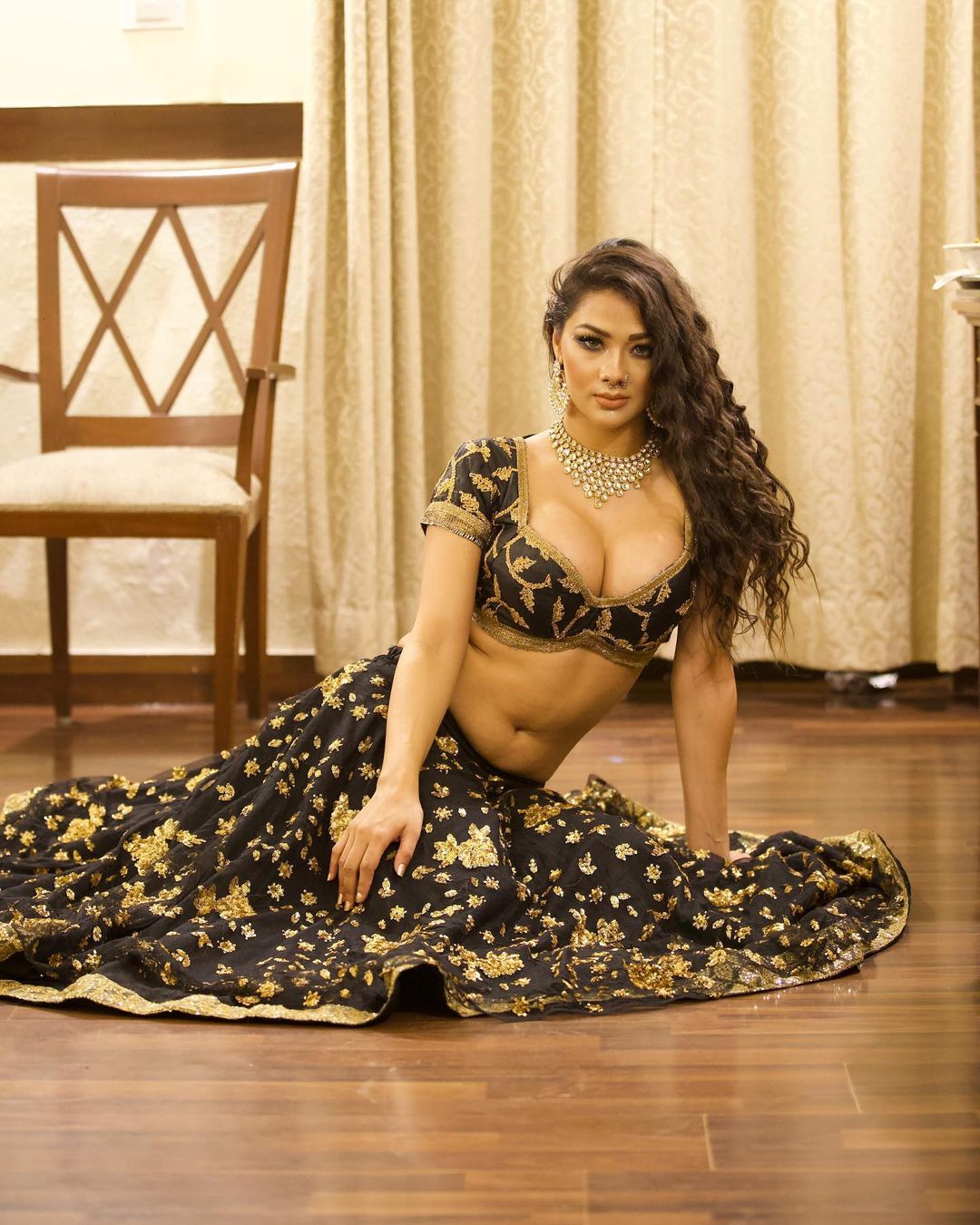 इसे लेकर वह सोशल मीडिया पर खूब चर्चे में हैं। सिंगर खेसारी लाल यादव का नया सॉन्ग 'तबला' कहर ढाह रहा है।