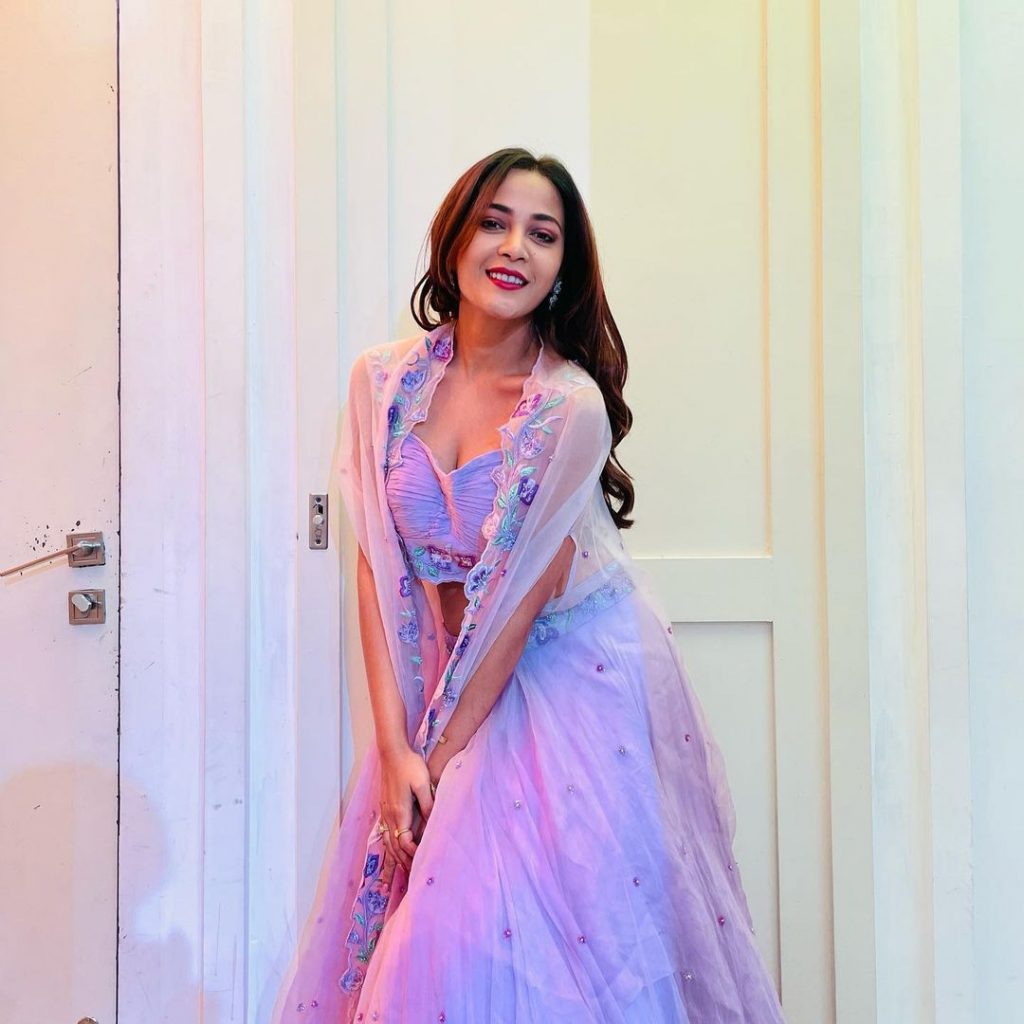 टीवी एक्ट्रेस कावेरी प्रियम इन दिनों अपनी ग्लैमरस तस्वीरों की वजह से जमकर सुर्खियां बटोर रही हैं। उनकी कुछ तस्वीरें सोशल मीडिया पर छाई हुई हैं, जिन्हें खुद कावेरी ने अपने इंस्टाग्राम अकाउंट पर शेयर किया है।