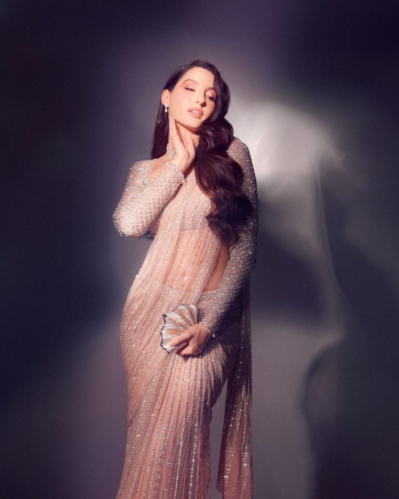 नोरा फतेही के ट्रेडिशनल लुक को देख फैंस पागल हो रहा है और तेजी से लाइक और सोशल मीडिया में शेयर भी कर रहे है।