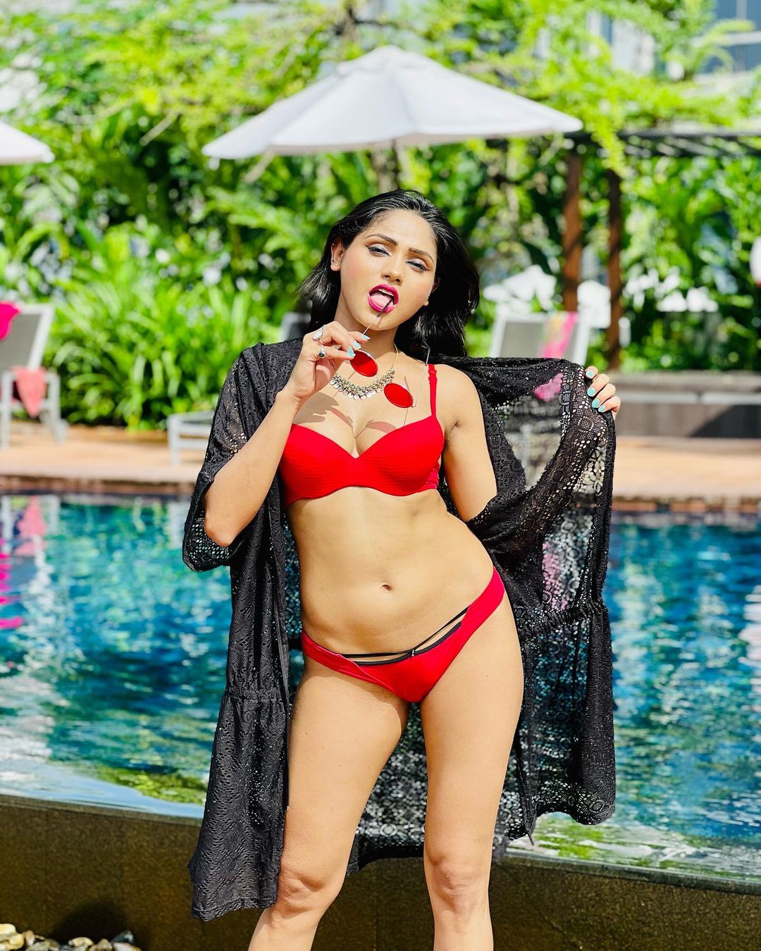 इन तस्वीरों को देखकर आपको लगेगा कि बॉलीवुड की मशहूर सुपरहॉट, बोल्ड और ग्लैमरस एक्ट्रेस को उन्होंने और बोल्डनेस और हॉटनेस के मामले में पीछे छोड़ दिया है.