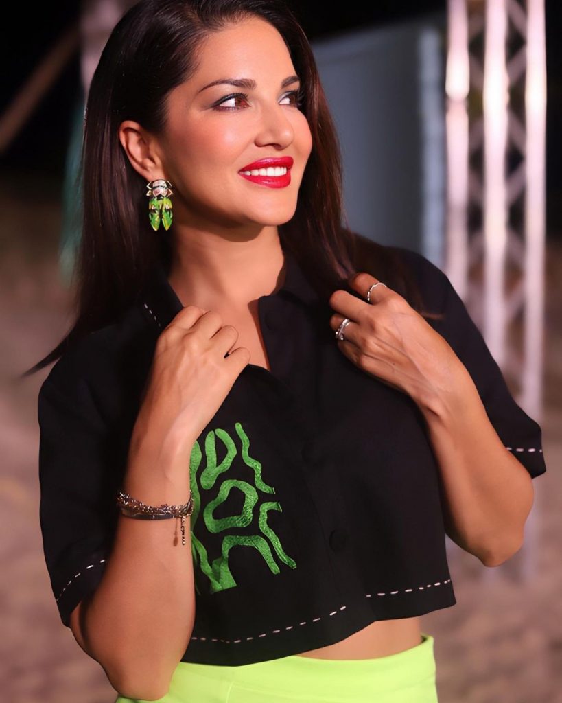 सनी लियोन का ये ग्लैमरस लुक फैंस की धड़कने तेज करने के लिया काफी है, फैंस सनी के फोटोज को तेजी से लाइक और शेयर भी कर रहे है।