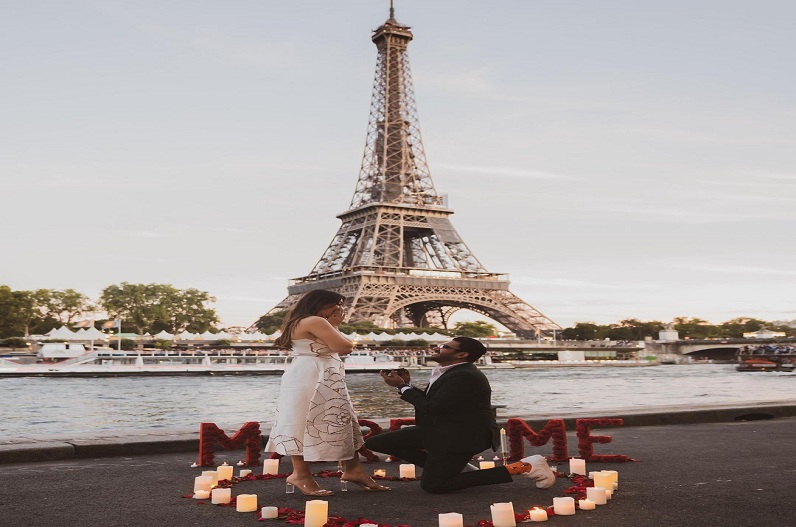 Boyfriend proposed Hansika Motwani in a special way in front of Eiffel Tower