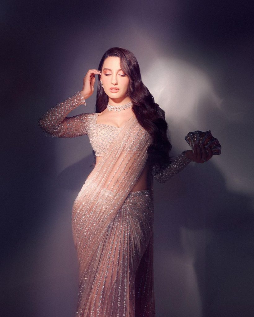 Nora Fatehi: अपने कातिलाना अदाओं से फैंस को आकर्षित करने का एक भी मौका नहीं छोड़ती। हाल ही में नोरा फतेही ने अपने लेटेस्ट तस्वीरें इंटरनेट में शेयर की है।