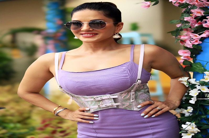 पर्पल शार्ट ड्रेस में इस हसीना ने करा लिया ऐसा फोटोशूट, तस्वीरें देख बेकाबू हुए फैंस