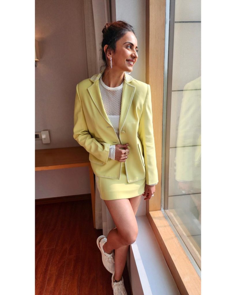 हाल ही में रकुल प्रीत ने अपने लेटेस्ट तस्वीरें इंटरनेट में शेयर की है, जिसमें उनका ग्लैमरस और हॉट लुक देखने को मिल रहा है।