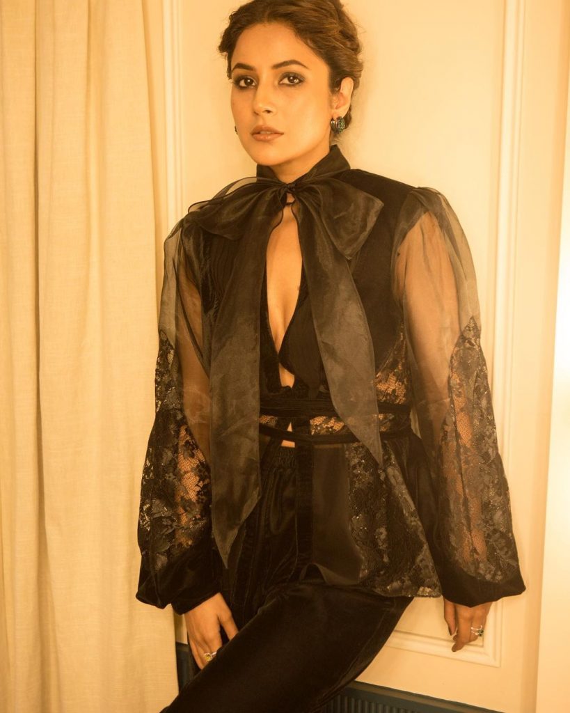 शहनाज इस पर यह आउटफिट काफी सूट कर रहा है। बता दें कि हाल ही में शहनाज ने अपना खुद का एक चैट शो शुरू किया है, जिसके पहले गेस्ट एक्टर राजकुमार राव थे।