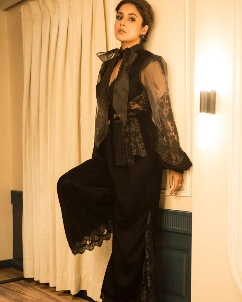 शहनाज की इन तस्वीरों से रॉयल्टी टपक रही है और फैन्स इन्हें बहुत ज्यादा पसंद कर रहे हैं। नेट वाले इस ब्लैक आउटफिट में शहनाज गिल कहर ढा रही हैं।