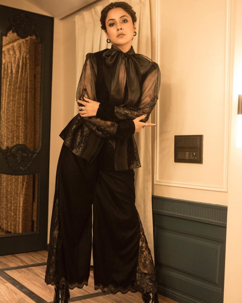 शहनाज के क्लोजअप वाली इस फोटो में एक्ट्रेस ने हद सीरियस एक्सप्रेशन दिए हैं। स्लीव्स और गले तक शहनाज पूरी ढकी हुई हैं, लेकिन ड्रेस में बीच में एक बड़ा कट नजर आ रहा है।