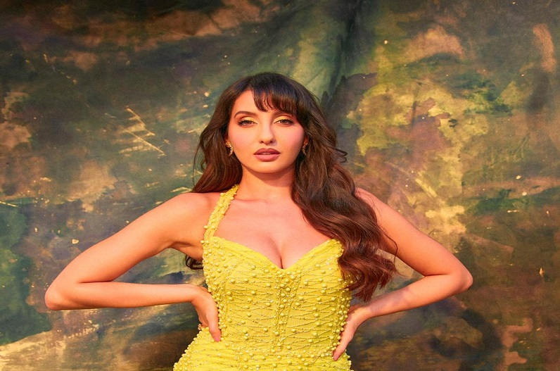 नहीं थम रही एक्ट्रेस की बोल्डनेस, लाखों के ड्रेस में ढाया कहर, तस्वीरें देख फैंस के उड़े होश