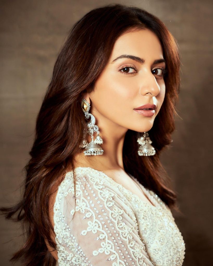 रकुल की ये फोटो किसी अवॉर्ड फंक्शन की है जहां उन्होंने अपने हुस्न से हर किसी का ध्यान खींच लिया।