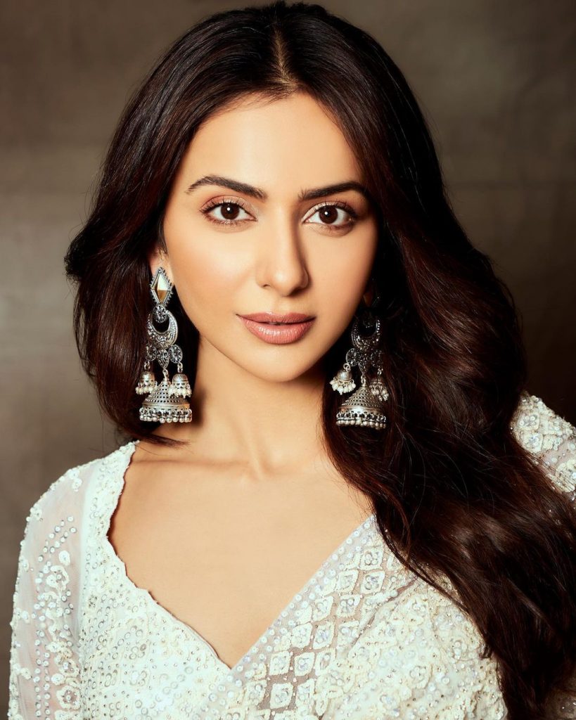 Rakul Preet Singh Photos: रकुल प्रीत सिंह की इंस्टाग्राम पर जबरदस्त फैन फॉलोइंग है, वहीं व्हाइट साड़ी में उनकी लेटेस्ट खूबसूरत फोटो वायरल हो रही है।