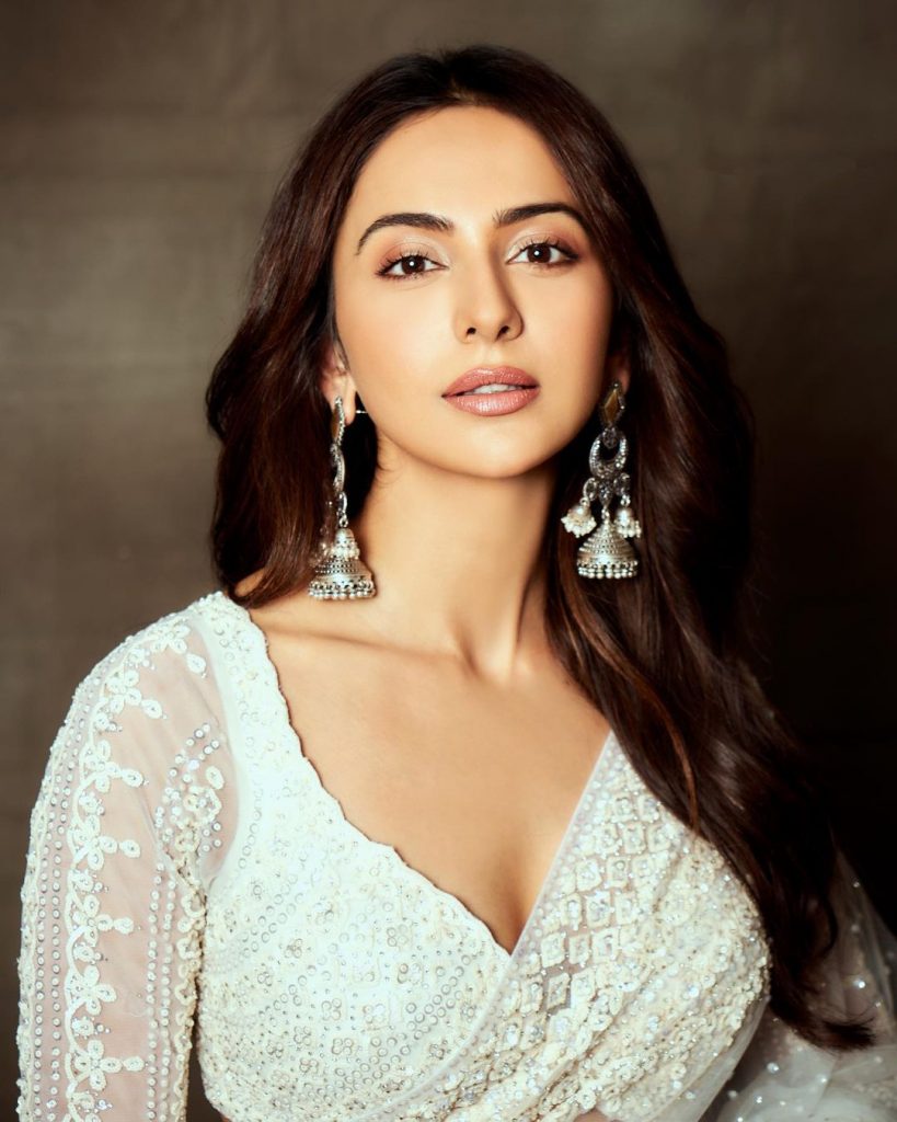 खुले बाल के साथ बड़े झुमके में उनकी खूबसूरती और निखर कर आ रही है।