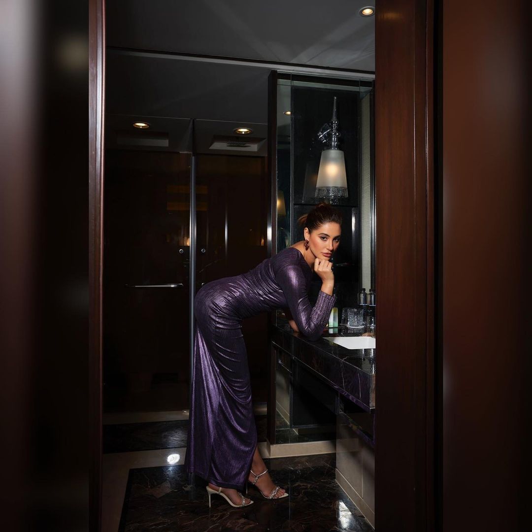 हर दिन उनका बोल्ड लुक देखने को मिल जाता है, अब एक बार फिर से नरगिस ने अपनी कातिलाना अदाएं दिखाई हैं।