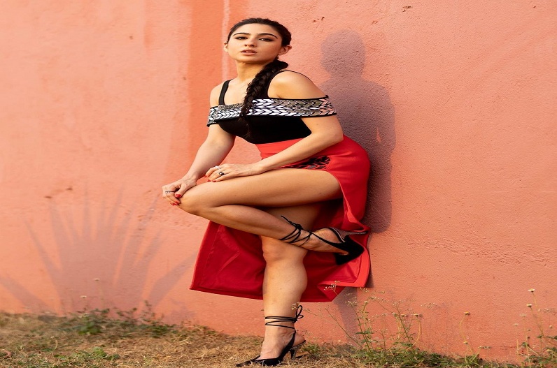 रेड-ब्लैक स्लिट ड्रेस में कहर बरपाती नजर आईं ये हसीना, तस्वीरें देख होश खो बैठे फैंस