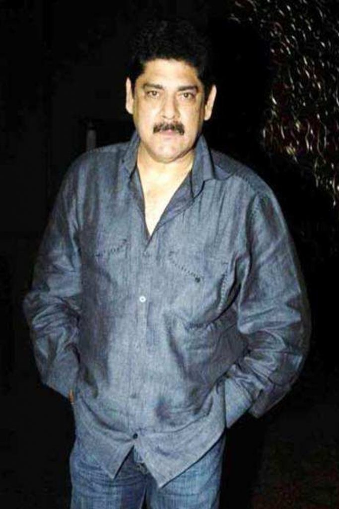 पंकज धीर जी के पिता फिल्मों में राइटर और डारेक्टर हुआ करते थे। घर से मिले इस फिल्मी माहोल ने इन्हे आगे बढ़ाया।