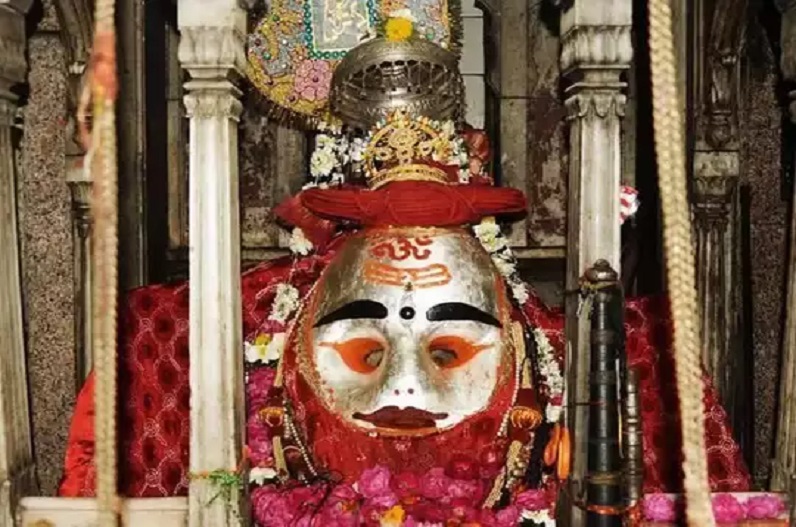 बड़ी अनोखी परंपरा! इन मंदिरों में शराब से लेकर डीवीडी और घड़ियां तक चढ़ाते हैं भक्त