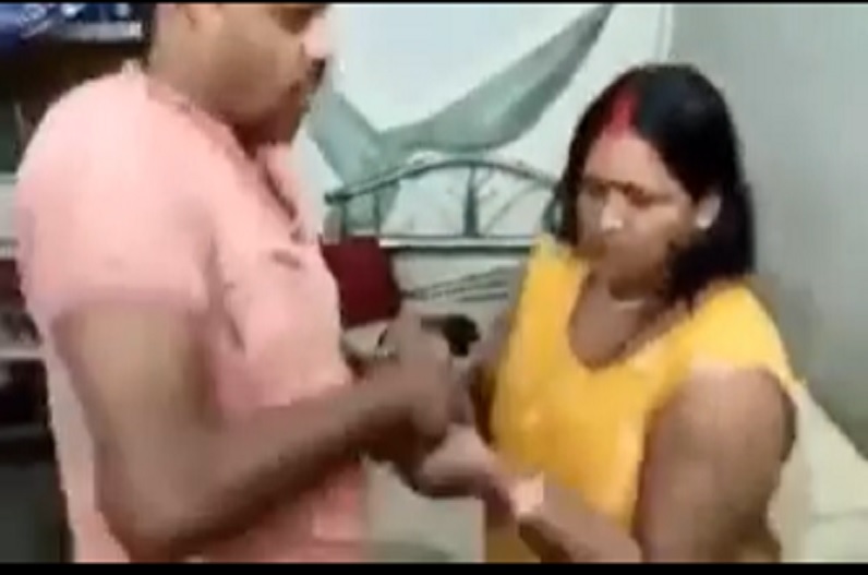 आव देखा न ताव दरोगा ने मांग में भर दिया सिंदूर, रोकती रही महिला, लेकिन नहीं माने दरोगा बाबू