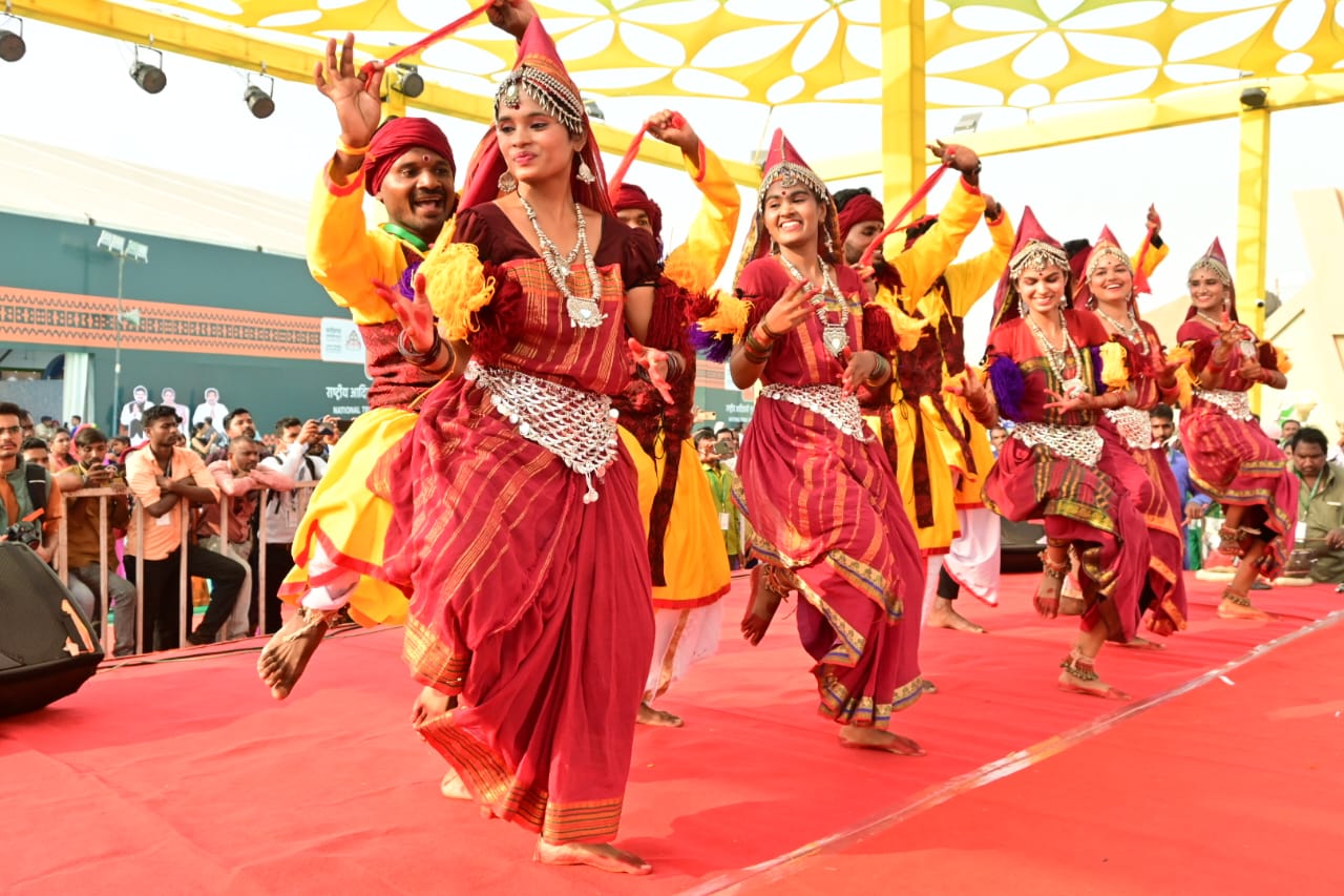 केरल राज्य के जनजातीय कलाकार पनिया निरूथम नृत्य पारंपरिक अनुष्ठानों के पर आधारित है