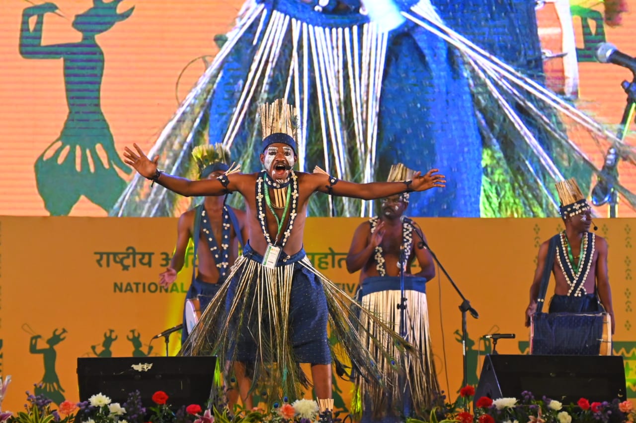 गुजरात के सिद्धिगोमा जनजाति के कलाकारों ने पारंपरिक नृत्य की प्रस्तुति से दर्शकों को किया मंत्रमुग्ध