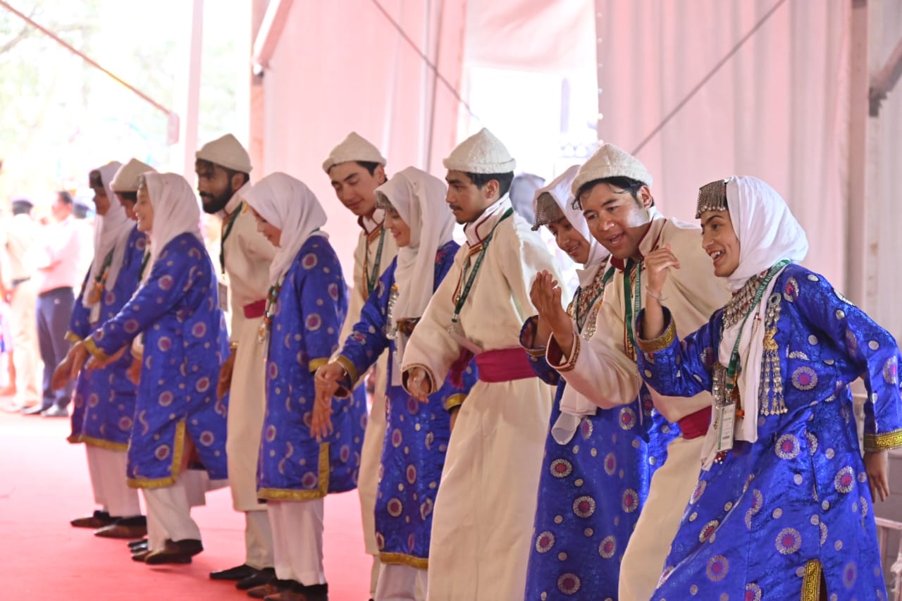 राज्योत्सव के मंच पर देश-विदेश के कलाकारों द्वारा बिखेरी जा रही है इंद्रधनुषी रंग