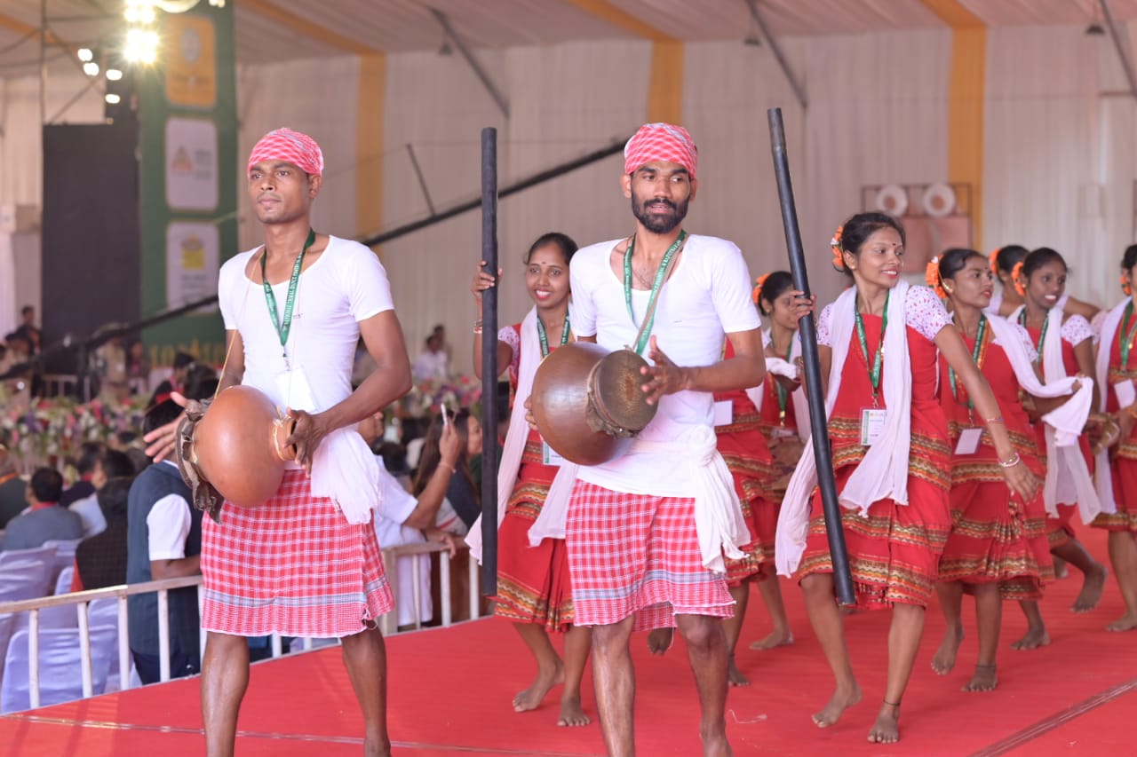 तीन दिनों तक होने वाले आदिवासी नृत्य महोत्सव में देश-विदेश के कलाकारों ने दिखाई संस्कृति की झलक