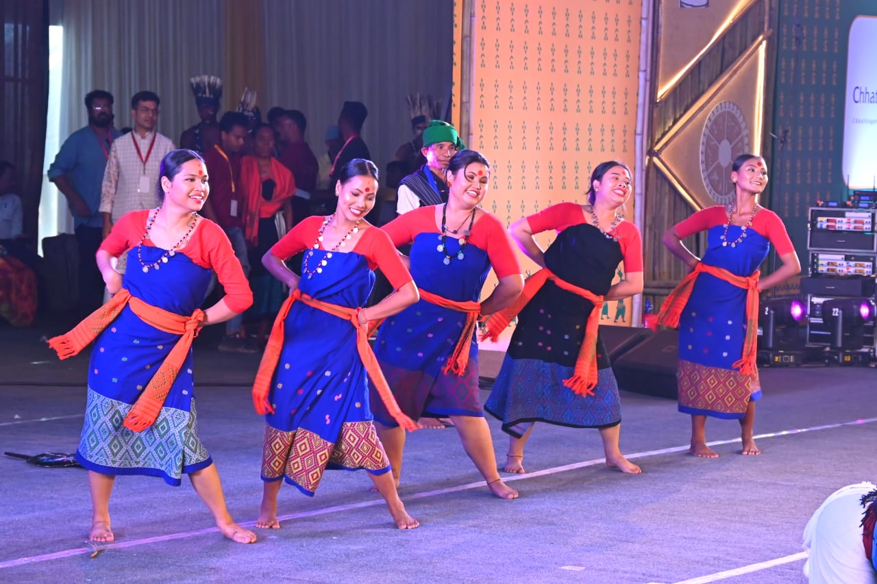 राष्ट्रीय आदिवासी नृत्य महोत्सव में असम का विशेष सांस्कृतिक नृत्य दोमती कीकन की प्रस्तुति दी गई