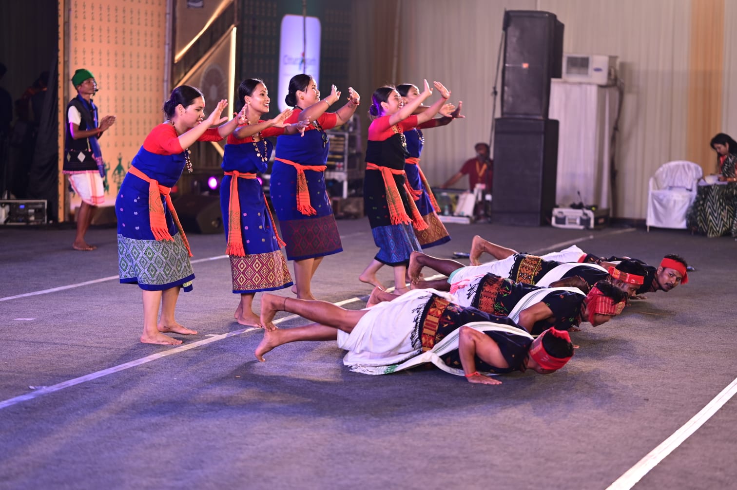 असम के युवक और यहां की युवतियाँ बैशाख में यह नृत्य कर अपनी खुशियां व्यक्त करते हैं