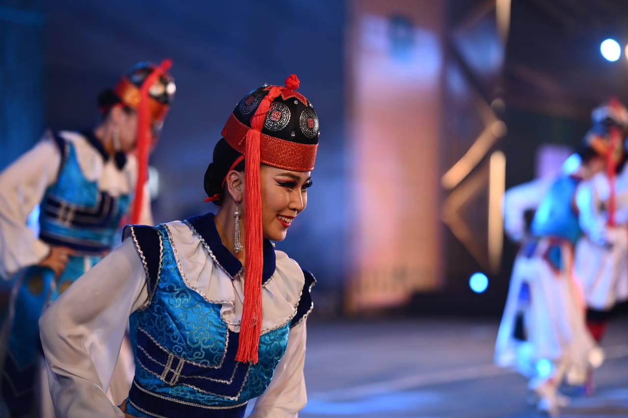 अचीवमेंट इन हंटिंग, हाइटाइट स्ट्रेंथ, इंट्यूशंस ऑफ एनिमल्स एंड लाइफस्टाइल। मंगोलिया के नर्तक दल ने इन विषयों पर केंद्रित प्रस्तुतियों से बांधा समा