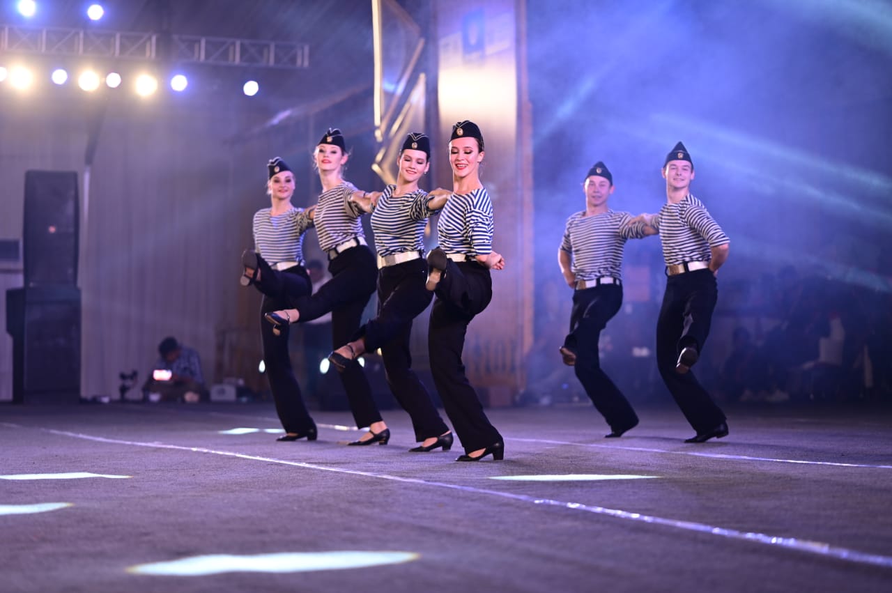 मंगोलिया का नर्तक दल फ्युजन डांस फॉर्म प्रस्तुत कर रहा है, जिसमें वहां की संस्कृति, रीति रिवाज, परंपरा,प्राकृतिक सुंदरता प्रदर्शित होती है।