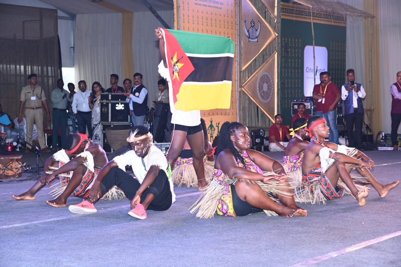 मोजांबिक एवं रसिया के नर्तक दल ने फसल कटाई के दौरान किये जाने वाले डांस परफॉर्मेंस की मनमोहक प्रस्तुति दी