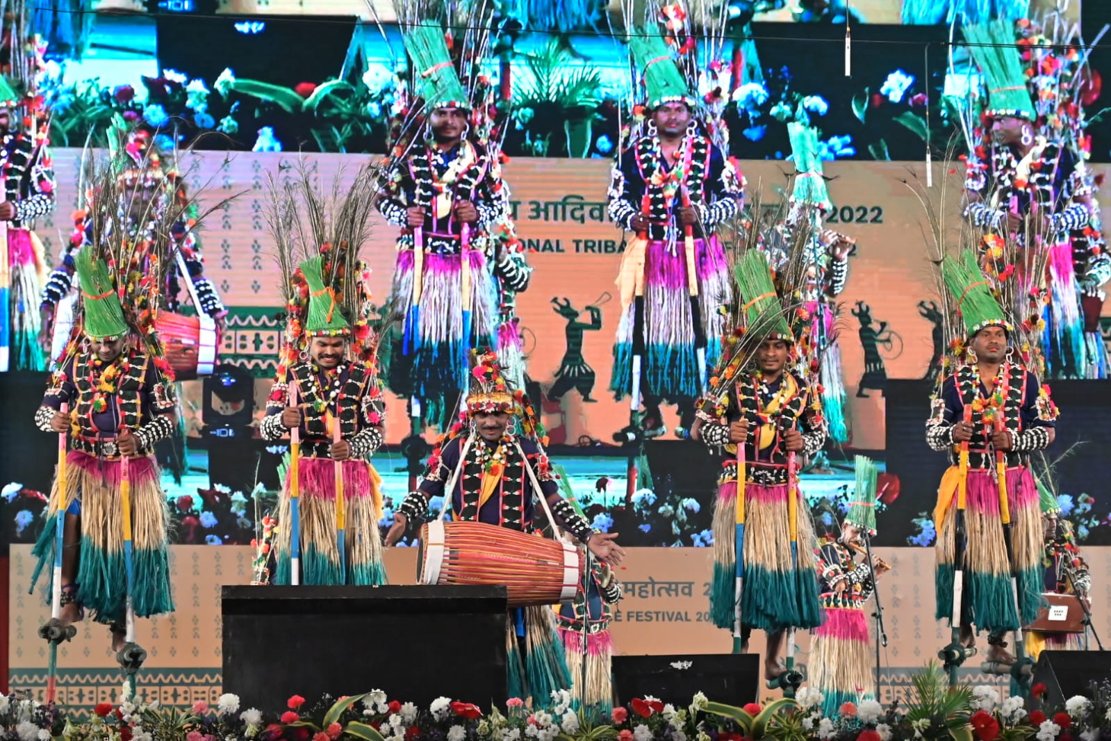 छत्तीसगढ़ प्रथम पर्व हरेली के अवसर पर गेंड़ी नृत्य किया जाता है, यह नृत्य रामायण काल से भी अधिक पुराना है।