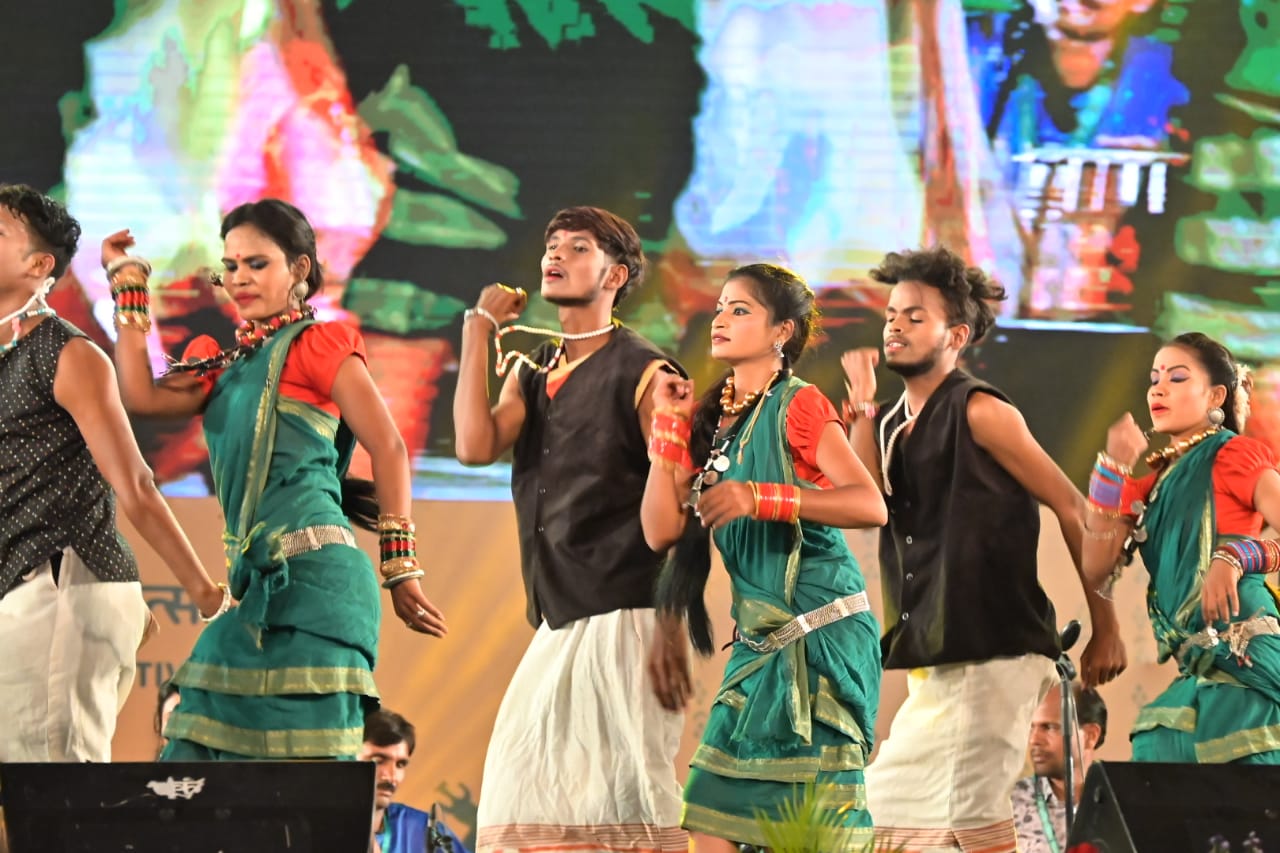 लोक रागिनी मंच की ओर से रीलो गीत के साथ नृत्य की प्रस्तुति दी गई, इस नृत्य में गांव की देवी देवता को अपने गांव में आमंत्रित करने की प्रथा है